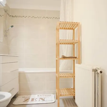 Emplacement Ideal - A Paris - *